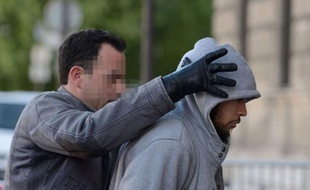 Selon les premiers éléments de l'enquête, l'homme de 22 ans serait le tenant d'un "islam traditionaliste voire radical, depuis trois ou quatre ans", a dit une source proche de l'enquête qui appelle toutefois à la prudence.
