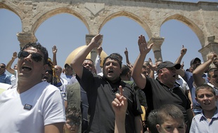 Des Palestiniens manifestent après la prière du vendredi à la mosquée al-Aqsa à Jérusalem, le 24 juillet 2015.