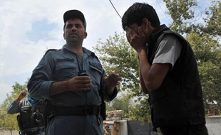 Un adolescent kamikaze a tué au moins six personnes, surtout des enfants, à proximité du QG de l'Otan en plein coeur de Kaboul, un attentat qui illustre à nouveau l'impossibilité pour les Afghans de sécuriser leur pays à deux ans du départ des forces étrangères.
