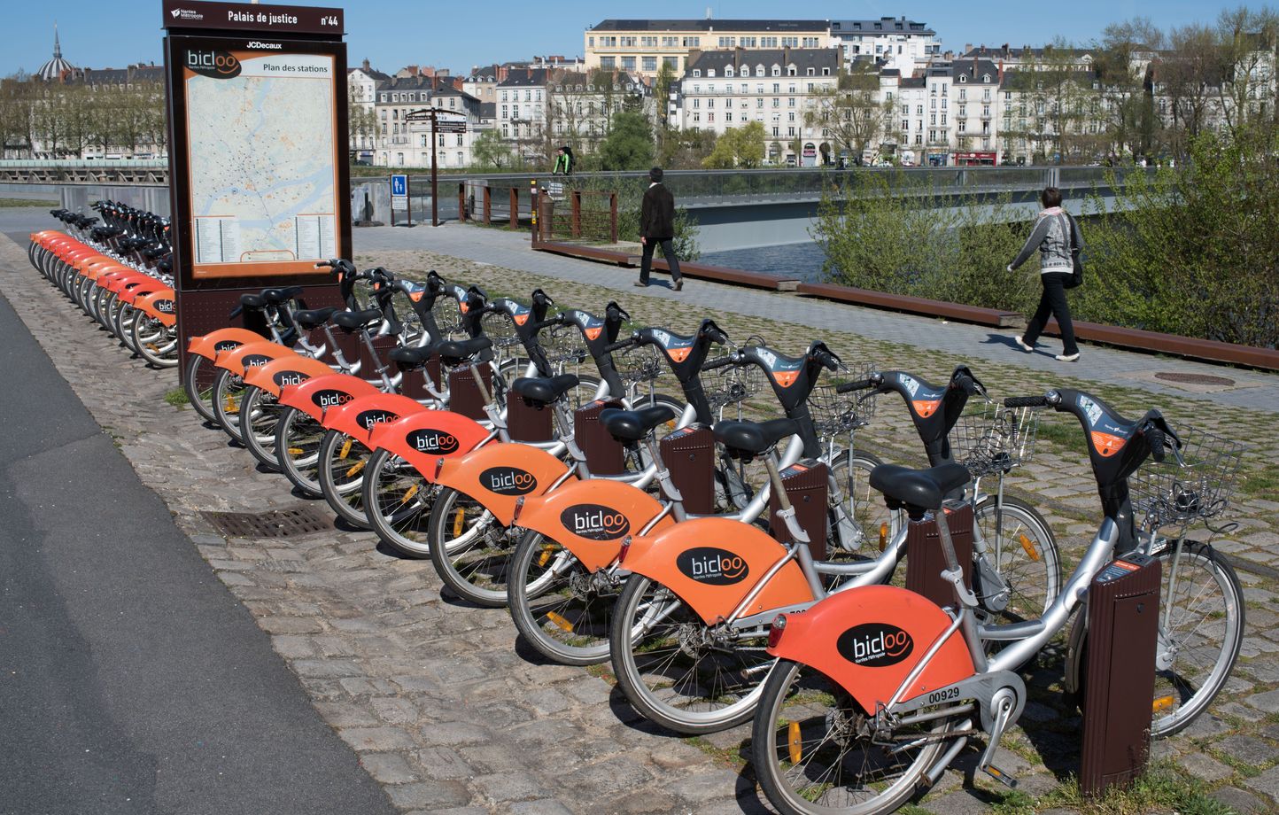 Une station de vélos Bicloo sur l'île de Nantes.