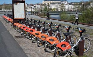 Une station de vélos Bicloo sur l'île de Nantes.
