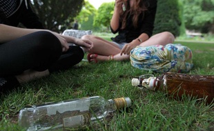 Des jeunes et des bouteilles d'alcool, place de la République à Strasbourg, le 2 juillet 2012