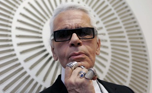 Le grand couturier Karl Lagerfeld à Paris en 2004.
