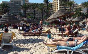 Photo prise en 2013 montrant des touristes profitant de la plage d'un hôtel quatre étoiles situé à proximité de la station balnéaire de Sousse