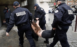 Trois Femen ont accueilli DSK au procès du Carlton mardi 10 février à Lille.