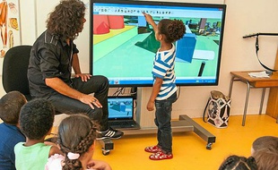 Expérimentation de la table tactile, à la maternelle Carle Vernet à Bordeaux
