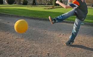 Andreas a pu jouer au foot en tee-shirt, mercredi, place de la République.