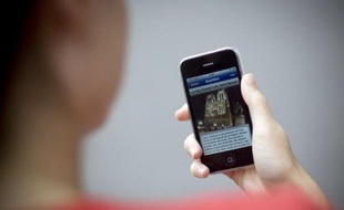 Un utilisateur surfe sur son smartphone.