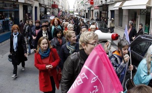 Une femme de 37 ans, dont la plainte pour harcèlement sexuel a été jugée irrecevable mercredi à Paris, à la suite de l'abrogation de la loi, s'est ruée sur le prévenu de 72 ans, criant en pleine salle d'audience: "Il m'a touchée et il a gagné!"