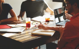 Les applications de travail collaboratif permettent une organisation moins hiérarchique.