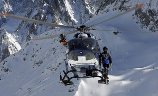 Chamonix - Mont-Blanc, le 5 mars 2010. Un hélicoptère du Peloton de gendarmerie de haute montagne en opération.