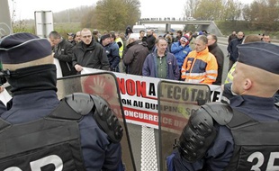 Opération escargot de chauffeurs routiers à l'appel de plusieurs syndicats pour protester contre l'écotaxe, le 16 novembre 2013, à Seclin (Nord).