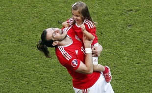 Wales' Gareth Bale celebrates with his daughter Alba after the Euro 2016 round of 16 soccer match between Wales and Northern Ireland, at the Parc des Princes stadium in Paris, Saturday, June 25, 2016. Wales won 1-0. (AP Photo/Francois Mori) /XFM9448/884200981208/1606252302