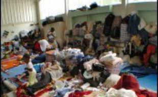 "On ne va pas arrêter. Soit on existe avec dignité, soit on meurt en paix". Allongé sur un matelas, Othmane Rouane, l'un des six expulsés du squat de Cachan (Val-de-Marne) en grève de la faim, se disait déterminé lundi à poursuivre son mouvement, malgré l'hospitalisation de deux d'entre eux dans un état grave.