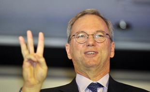 Le patron de Google Eric Schmidt, qui sera reçu lundi par le président François Hollande à Paris, arrive en terrain miné face à des éditeurs de presse français et européens déterminés à faire payer le moteur de recherche américain.