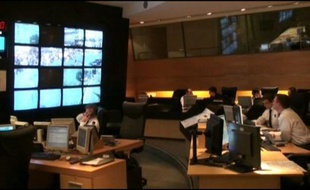 L'une des salles d'information et de commandement où la préfecture de police de Paris gère la vidéosurveillance.