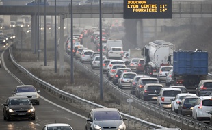 La circulation alternée aurait permis de réduire de 4% le trafic sur lyon au premier jour d'application du dispositif. AFP PHOTO: PHILIPPE DESMAZES