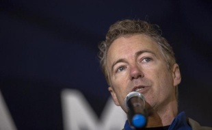 Le sénateur Rand Paul s'exprime lors d'un meeting de campagne du sénateur Mitch McConnell le 3 novembre 2014 à Louisville, dans le Kentucky