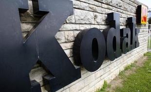 Le géant déchu de la photographie Kodak est sorti de la faillite mardi après plus d'un an et demi de restructuration, délesté de l'essentiel des activités qui ont fait sa réputation pour se recentrer sur les services aux entreprises.