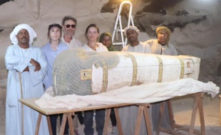 Le professeur Frédéric Colin et son équipe devant l'un des deux sarcophages découvert le 24 novembre 2018 près de Louxor.