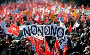 Des centaines de milliers de manifestants, agitant des drapeaux rouges, ont envahi les villes d'Espagne dimanche pour protester contre la réforme du travail, première réponse de masse au gouvernement qui espère lutter contre un chômage de près de 23%.