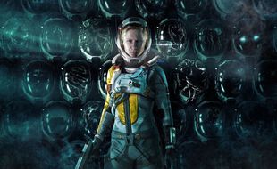 Dans « Returnal » sur PS5, le joueur et joueuse incarne une astronaute piégée dans une boucle temporelle sur une planète dangereuse