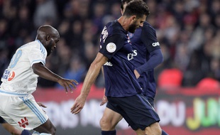 Lassana Diarra face à Thiago Motta lors de PSG-OM, le 4 octobre 2015 au Parc des Princes.