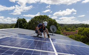 À condition d'y mettre le prix, votre véranda peut aussi devenir une source de chauffage grâce à l'installation de panneaux solaires.