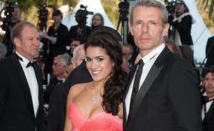 L'actrice Sabrina Ouazani pose sur le tapis rouge en compagnie de Lambert Wilson, l'un de ses partenaires dans le film «Des hommes et des Dieux» de Xavier Beauvois, en compétition au 63e Festival de Cannes, le 18 mai 2010.