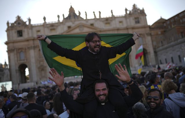 640x408_clerics-celebrate-after-white-smoke-appeared-from-the-chimney-of-the-sistine-chapel-where-133-cardinals-gathered-on-the-second-day-of-the-conclave-to-elect-a-successor-to-late-pope-francis-at-the-vatican-thursday-may-8-2025-ap-photo-francisco-seco-xts135-25128603015106-2505081850 Election du nouveau pape :  la joie et les larmes des fidèles