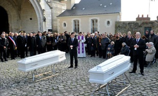 Des proches de deux victimes des attentats à Paris, Anna et Marion Petard-Lieffrig, rassemblés pour leur funérailles à la cathédrale Saint-Louis de Blois, le 23 novembre 2015