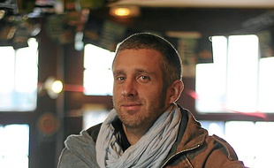 Erwan, chanteur de Monsieur Roux.