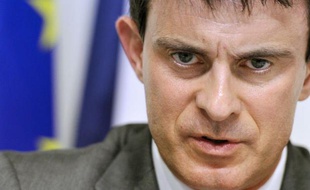 Le ministre de l'Intérieur, Manuel Valls, a rappelé samedi que les maires qui refuseraient de marier des couples homosexuels s'exposaient à des "sanctions importantes", alors qu'un édile basque a écrit à la préfecture des Pyrénées-Atlantiques pour annoncer qu'aucun mariage gay ne serait pratiqué dans sa commune.