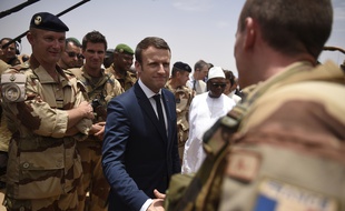 Emmanuel Macron et le président malien Ibrahim Boubacar Keita avec les troupes de l'opération Barkhane, le 19 mai 2017.