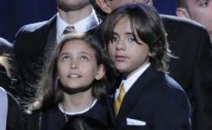 Prince Michael I, Prince Michael II et Paris lors de la cérémonie d'hommage à leur père, au Staples Center de Los Angeles le 7 juillet 2009.