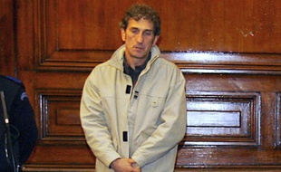 Roland Cazaux, dit «Le Chat», lors de son procès devant la cour d'assises de Gironde, au palais de justice de Bordeaux, le 28 novembre 2005.