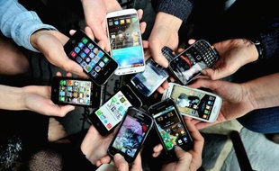Des personnes montrent leurs smartphone