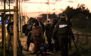 Des migrants stoppés par les forces de l'ordre le 25 novembre 2015 sur la rocade à Calais