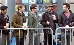 Dans une publicité pour le Galaxy S II, Samsung se moque des fans d'Apple.