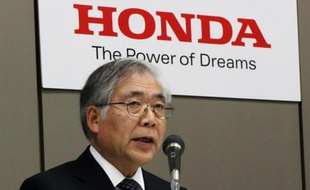 Le vice-président exécutif de Honda Tetsua Iwamura annonce les résultats du constructeur automobile japonais, le 30 janvier 2015 à Tokyo