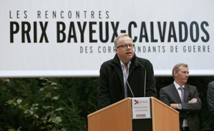Le secrétaire général de l'ONG Reporters sans frontières (RSF) Christophe Deloire fait un discours avant de dévoiler la stèle en l'honneur des reporters de guerre tués en 2015, à Bayeux le 8 octobre 2015