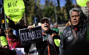 "Quelle honte! Le gouvernement sait que Bankia escroque les retraités": malgré ses 70 ans, Antonio Rodriguez manifeste chaque jeudi à Madrid, victime des "preferentes", ces titres "toxiques" vendus en masse à des retraités qui y ont englouti leurs économies.