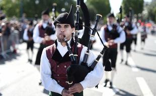 Des musiciens espagnols défilent à Lorient le 6 août 2017 dans le cadre du Festival interceltique.