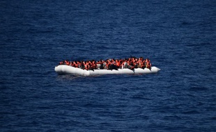 Des réfugiés attendent d'être secourus en mer Méditerranée en mai 2016. (Photo illustration).
