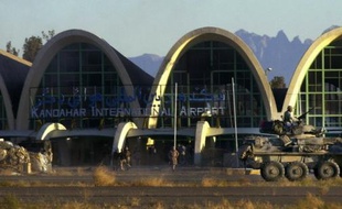 Sept civils afghans ont été tués et huit blessés jeudi dans un attentat suicide revendiqué par les talibans aux portes de l'aéroport de Kandahar, principale ville du sud afghan et bastion historique des rebelles, ont indiqué à l'AFP les autorités locales.