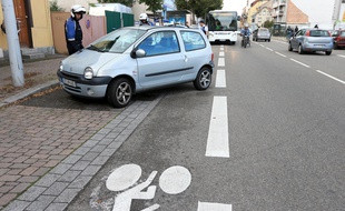 Strasbourg le 23 septembre 2015. La police donne une contravention à une voiture mal garée sur une piste cyclable route des Romains.
