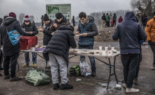 Illustration d'une distribution de nourriture pour des migrants.