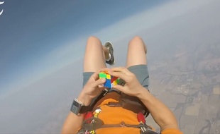 Chris Walker a résolu son Rubik's Cube en chute libre.