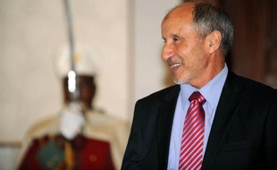 Le Conseil national de transition libyen (CNT) remet mercredi soir les rênes du pays à l'assemblée issue des élections du 7 juillet, au cours d'une cérémonie symbolique marquant la première transition pacifique du pouvoir après plus de quarante ans de dictature.