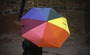 Une piétonne sous la pluie à Toulouse (image d'illustration).